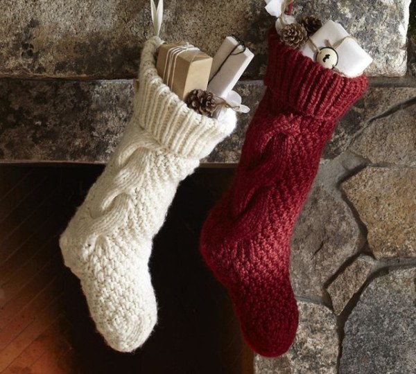 déco-maison-Noël-chaussettes-blanc-rouge-tricotées-cheminée