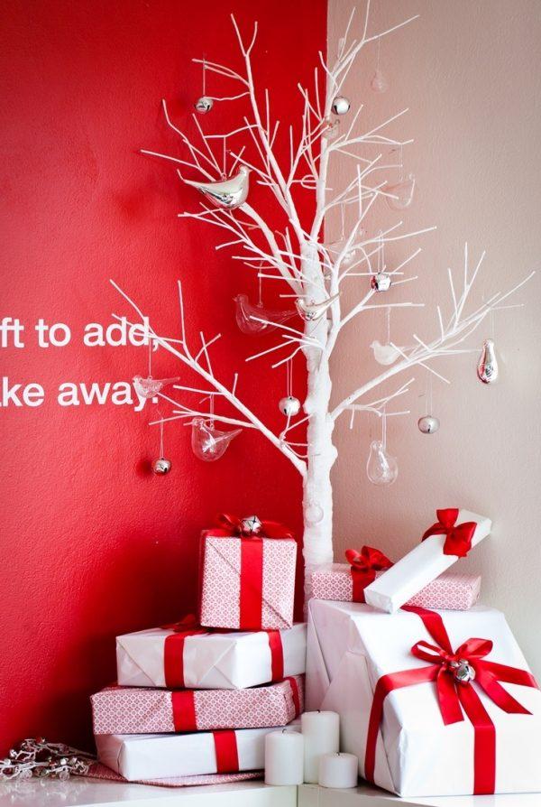 déco-maison-Noël-déco-minimaliste-arbre-Noel-blanc-ornements-argent-boîtes-cadeaux-blanches-rubans-rouges déco en rouge et blanc