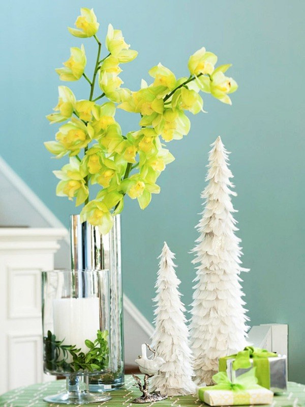 déco-maison-Noël-fleurs-jaunes-tendres-sapins-Noel-blancs-décoratifs déco maison pour Noël