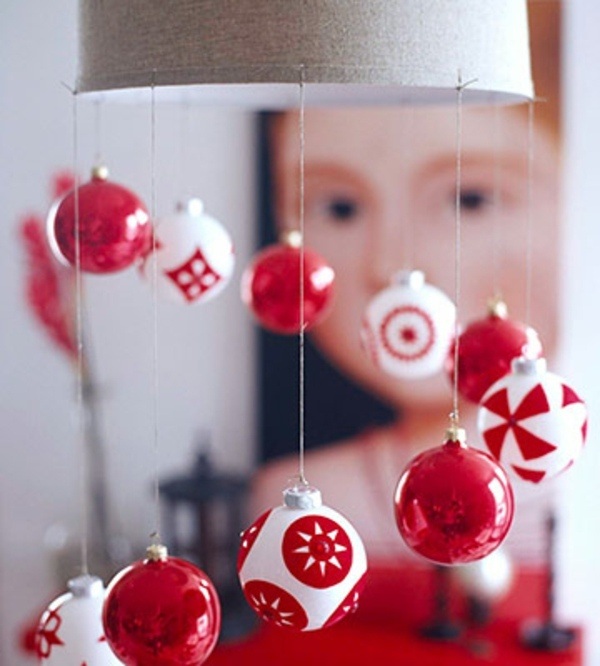 déco-maison-Noël-lampe-boules-Noel-rouge-blanc-suspendues