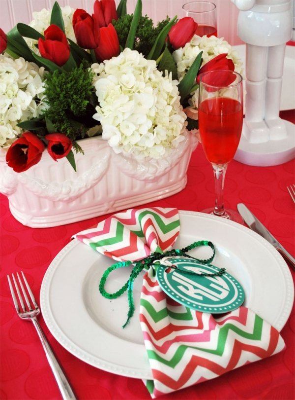 déco-maison-Noël-nappe-rouge-fleurs-fraîches-blanc-rouge-serviette-rayures déco en rouge et blanc