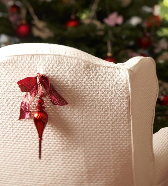 déco-maison-Noël-ornement-verre-ruban-rouge-chaise-blanche déco en rouge et blanc