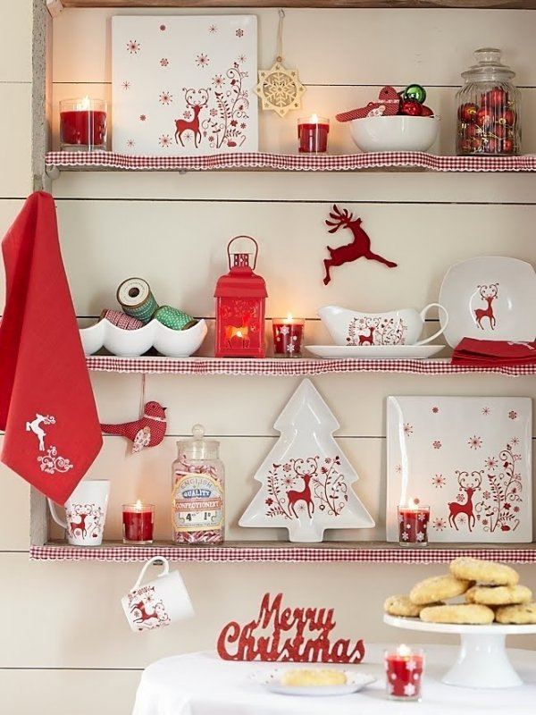 déco-maison-Noël-vaisselle-blanche-motifs-cerfs-rouges-lanterne-rouge-biscuits déco en rouge et blanc
