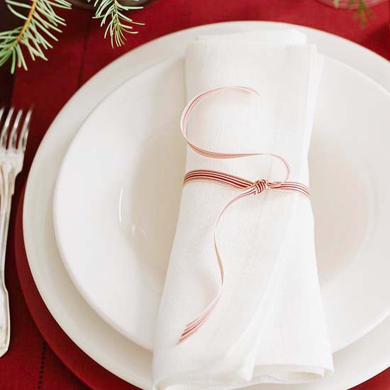 déco-table-Noël-rond-serviette-chic-ruban