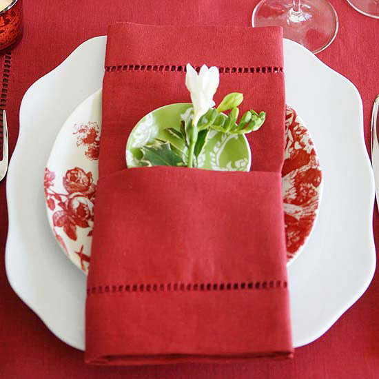 déco-table-Noël-serviette-rouge-freesia-blanc