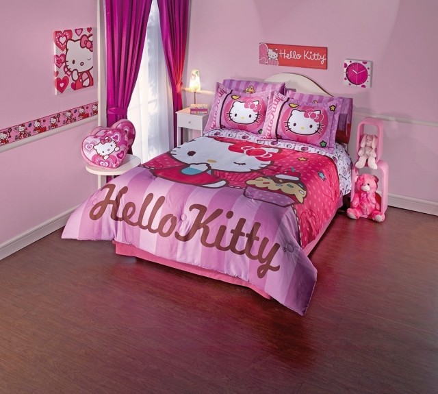 décoration-chambre-fille-linge-lit-thème-Hello-Kitty-coeurs-coussins