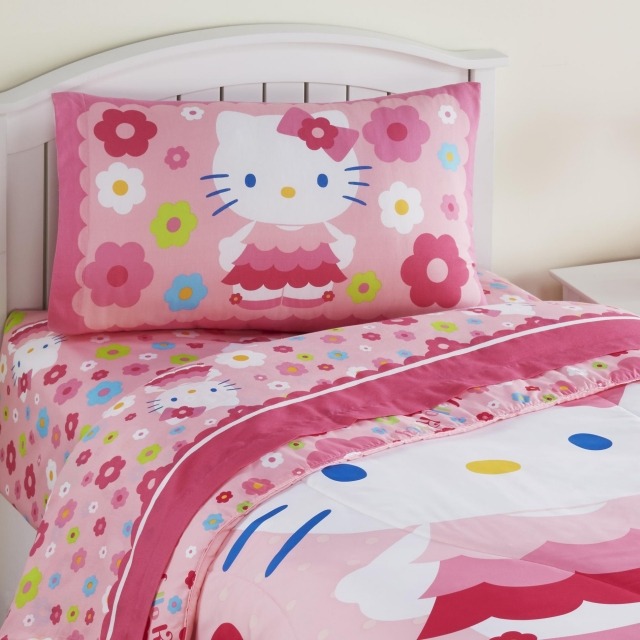 décoration-chambre-fille-linge-lit-thème-Hello-Kitty-couleur-rose