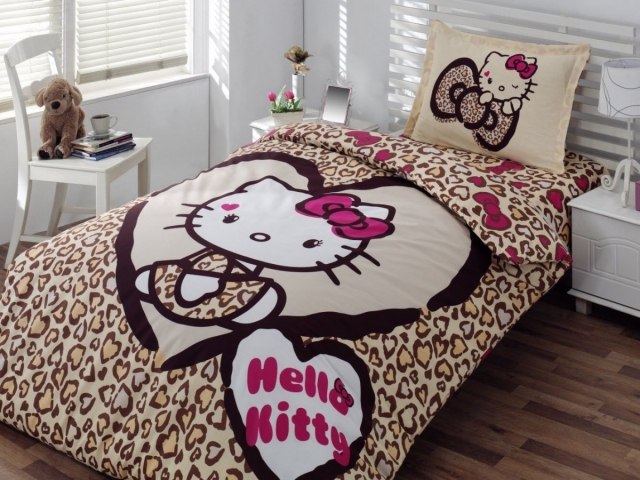 décoration-chambre-fille-linge-lit-thème-Hello-Kitty-coussins-couverture