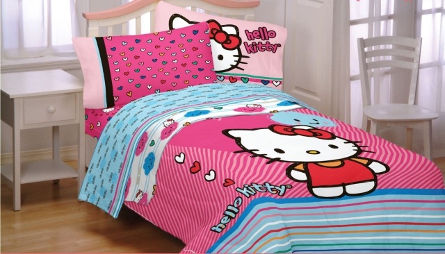 décoration-chambre-fille-linge-lit-thème-Hello-Kitty-coussins-draps