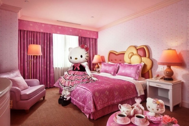 décoration-chambre-fille-linge-lit-thème-Hello-Kitty-coussins-table-lampe-poser