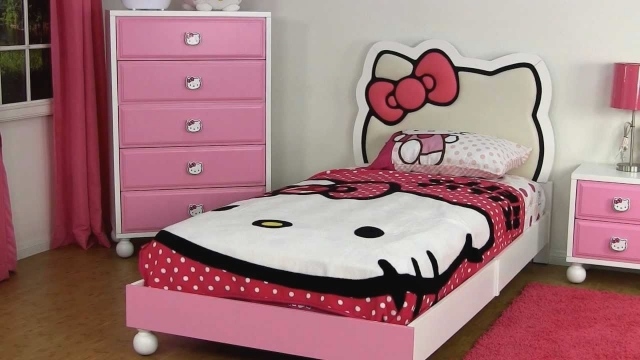 décoration-chambre-fille-linge-lit-thème-Hello-Kitty-lit-table-nuit-commode