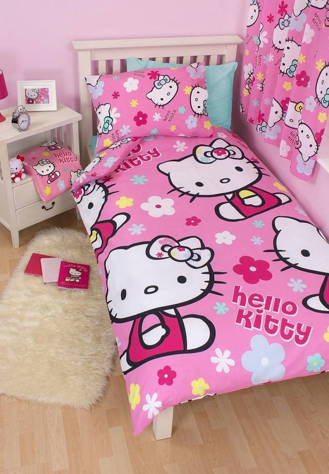 décoration chambre fille linge-lit-thème-Hello-Kitty-table-nuit