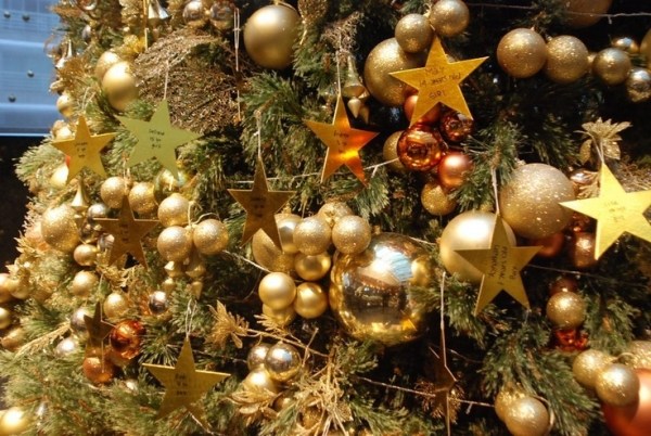 décoration-de-Noël-couleur-or-boules-decoratives-sapin-etoiles