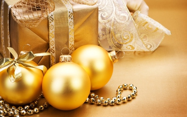 décoration-de-Noël-couleur-or-boules-décoratives-collier