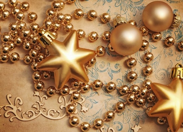décoration-de-Noël-couleur-or-collier-boules-décoratives-étoiles