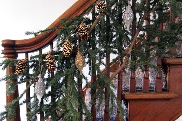 décoration-de-Noël-idée-originale-cones-pin-parapet-escalier