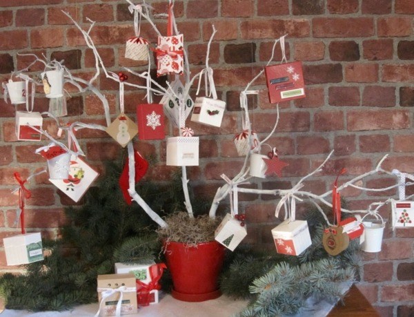 décoration-de-Noël-idée-originale-extérieur-arbre-cadeaux-décoratifs