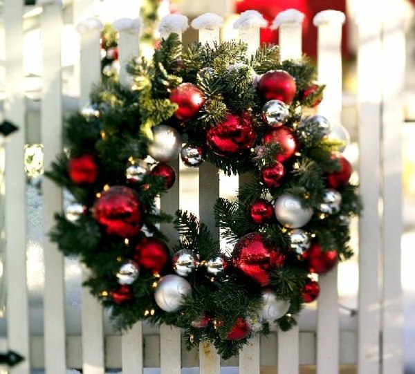 décoration-de-Noël-idée-originale-extérieur-couronne-porte-boules-décoratives