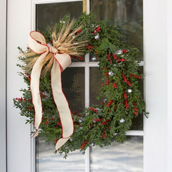 décoration-de-Noël-idée-originale-extérieur-couronne-porte-ruban-sympa