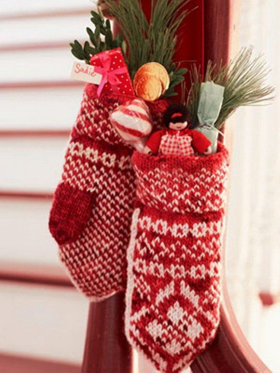 décoration-de-Noël-idée-originale-extérieur-gants-décoratifs-couleur-rouge