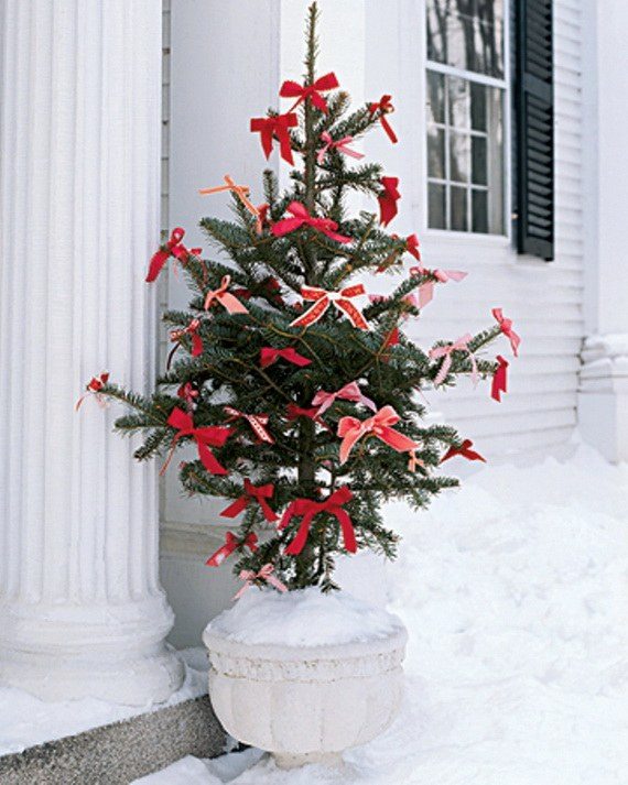 décoration-de-Noël-idée-originale-extérieur-sapin-rubans-rouge