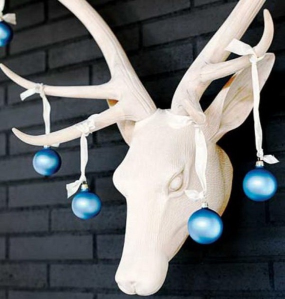 décoration-de-Noël-idée-originale-extérieur-tête-cerf-boules-décoratives