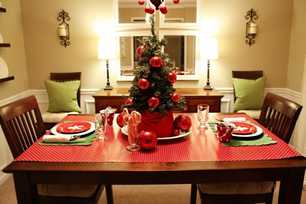 décoration-de-Noël-idée-originale-table-sapin-boules-decoratives
