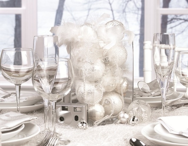 décoration-de-table-hiver-idées-boules-decoratives-brillante