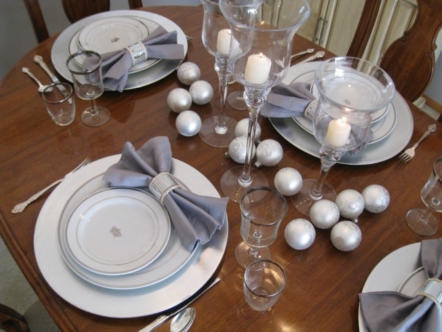 décoration de table hiver-idées-boules-decoratives-couleur-argent-serviette