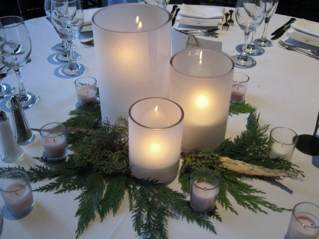 décoration-de-table-hiver-idées-branches-sapin-bougies