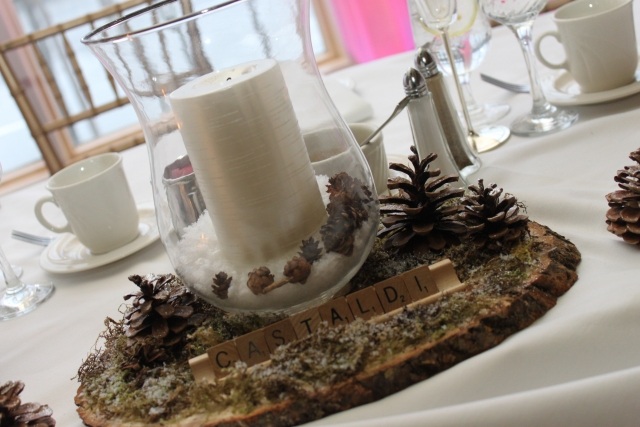 décoration-de-table-hiver-idées-cones-pin-bois-bougies