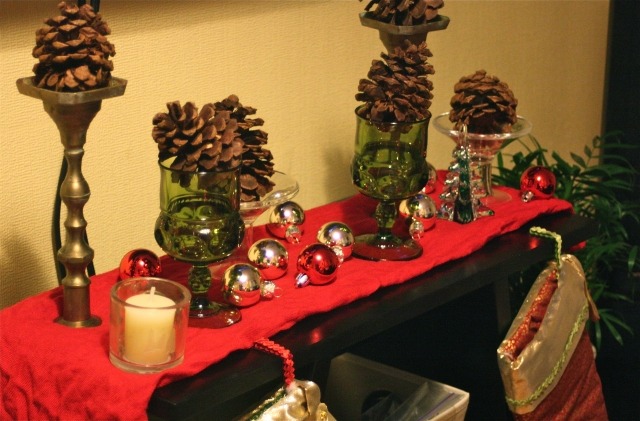 décoration-de-table-hiver-idées-cones-pin-boules-decoratives-bougies