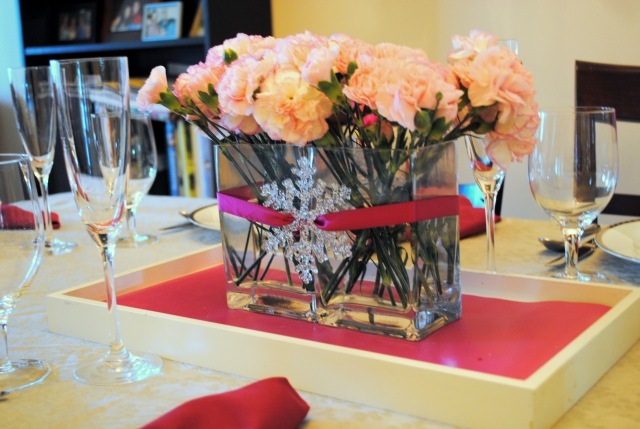 décoration-de-table-hiver-idées-fleurs-ruban-cadeau-flacon-neige