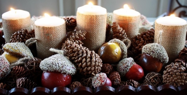 décoration-de-table-hiver-idées-glands-colores-bougies