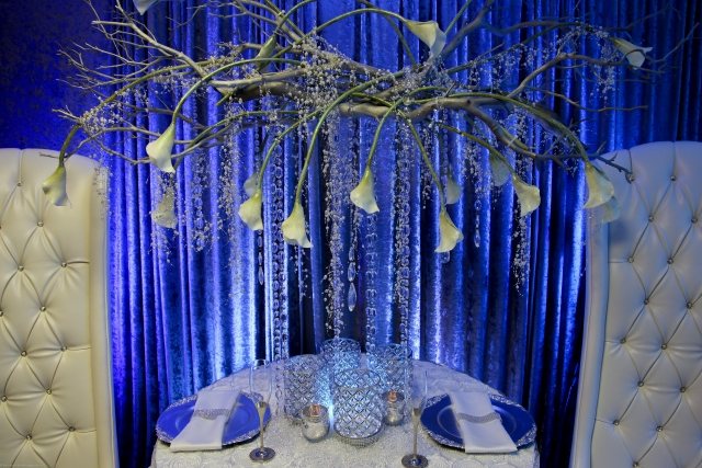 décoration-de-table-hiver-idées-ornements-fleurs-chaises-cuir
