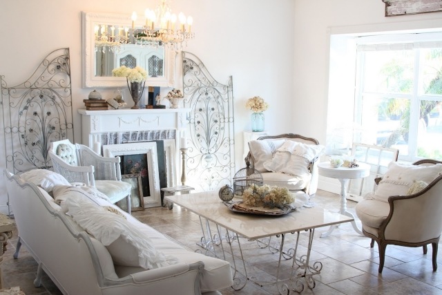 décoration-maison-Shabby-chic-mobilier-blanc-élégant-salon-bouquets-fleurs-blanches