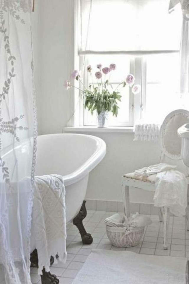 décoration-maison-Shabby-chic-salle-bains-blanche-rideaux-légers-bouquet-fleurs décoration maison