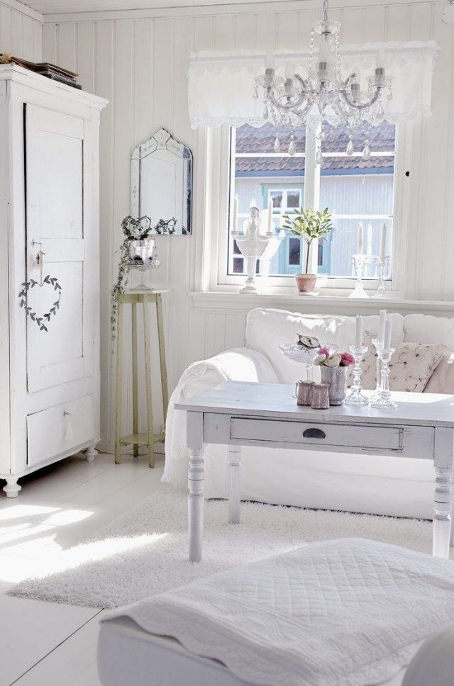décoration-maison-Shabby-chic-salon-blanc-mobilier-blanc-coussins-décoratifs-motifs-lustre-cristal décoration maison