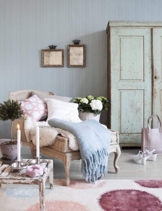décoration-maison-Shabby-chic-salon-couleurs-pastel-tapis-fauteuil-blanc-armoire-effect-usé décoration maison