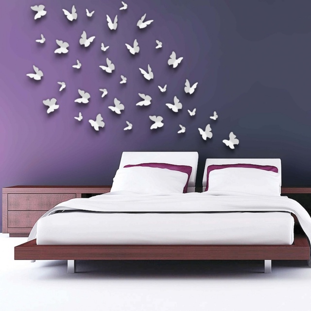décoration-murale-idée-originale-fond-violet-motif-papillons