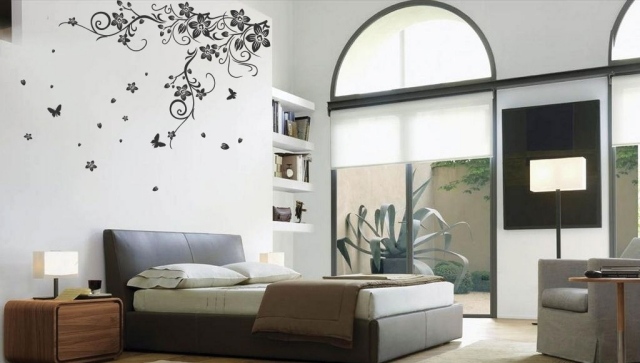décoration-murale-idée-originale-motif-floral-chambre-coucher-lampe