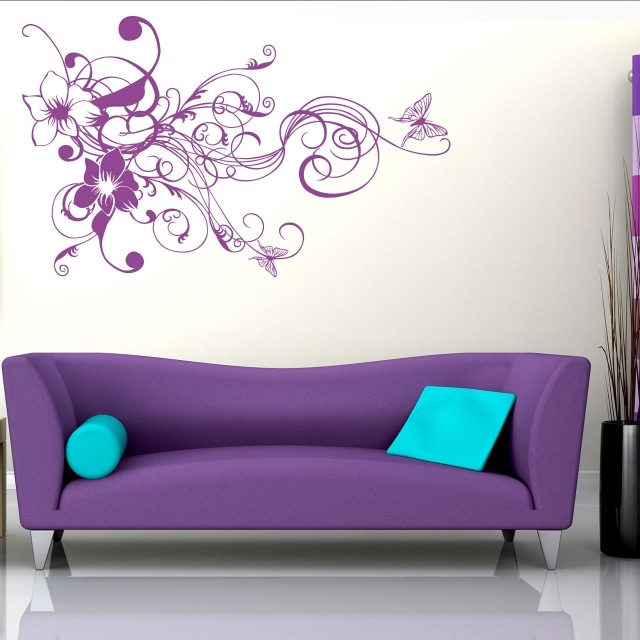 décoration-murale-idée-originale-salon-motif-floral-canape-couleur-violette