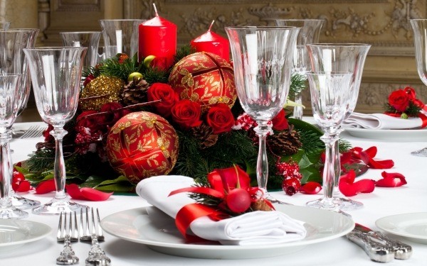 décoration-table-Noël-arrangement-boules-rouges-ornements-dorés-bougies-rouges-serviettes-blanches décoration table de Noël