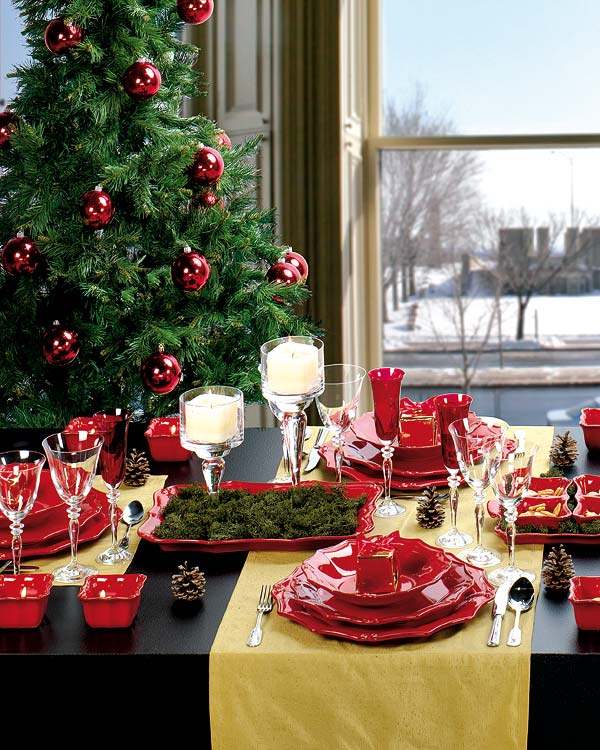 décoration-table-Noël-assiettes-rouges-bougies-blanches décoration de table pour Noël