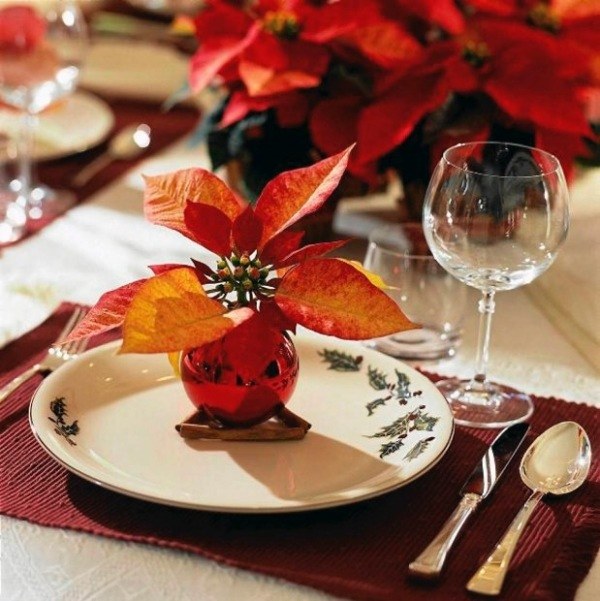 décoration-table-Noël-boule-rouge-fleur-étoile-Noel-napperon-rouge