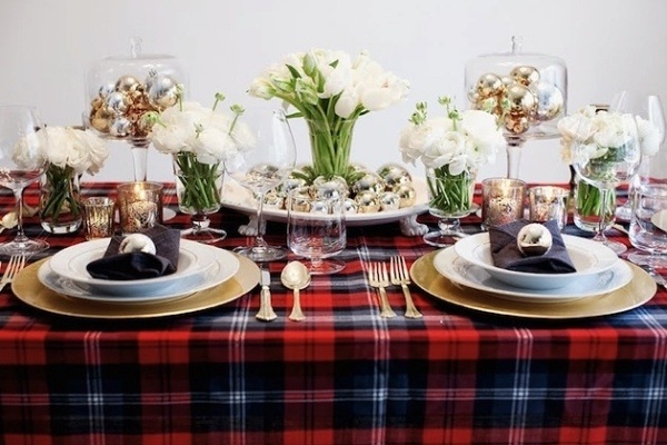 décoration-table-Noël-boules-Noel-or-argent-fleurs-blanches-serviettes-marron-nappe-carreaux