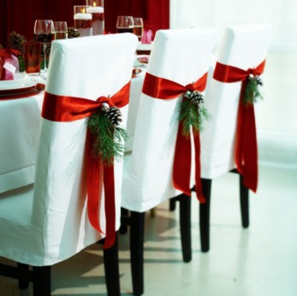 décoration-table-Noël-chaises-blanches-rubans-rouges-branche-pin-pomme-pin