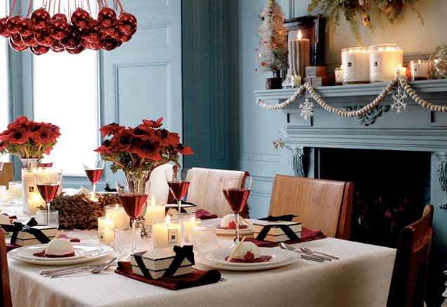 décoration-table-Noël-fleurs-rouges-bougies-blanches-boîtes-cadeaux-rubans-noirs décoration de table pour Noël