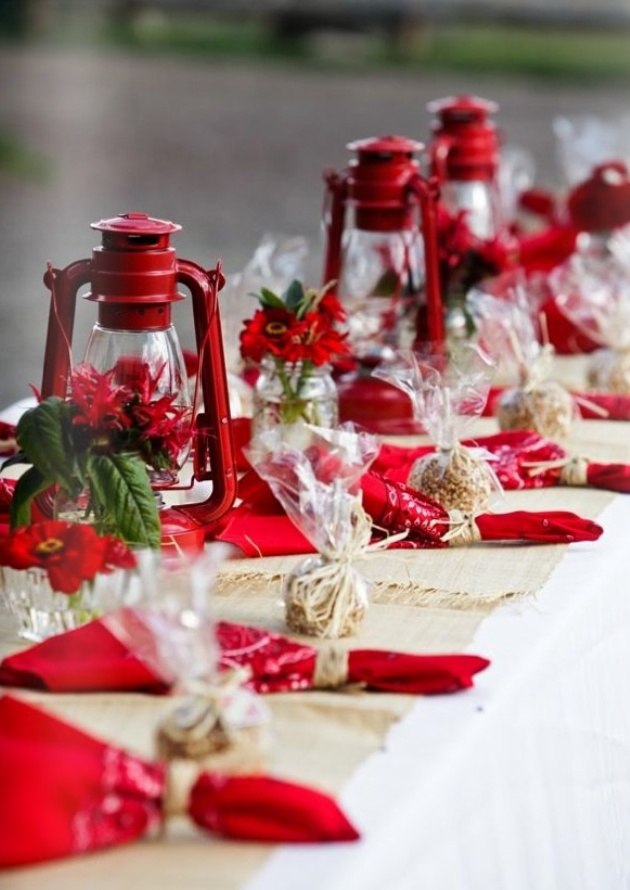 décoration-table-Noël-fleurs-rouges-serviettes-rouges-petits-cadeaux décoration de table pour Noël