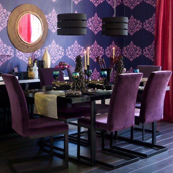 décoration-table-Noël-intérieur-moderne-lilas-susensions-noires-chaises-lilas-bougeoirs-noirs-petits-sapins-Noel-décoratifs décoration de table pour Noël